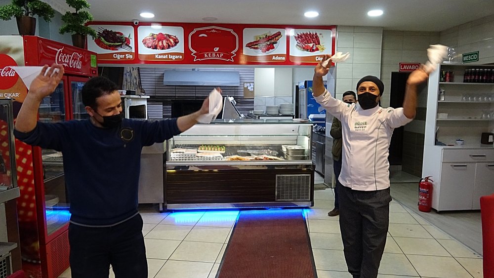 Cumhurbaşkanı'nın açıklamalarını halayla kutladılar