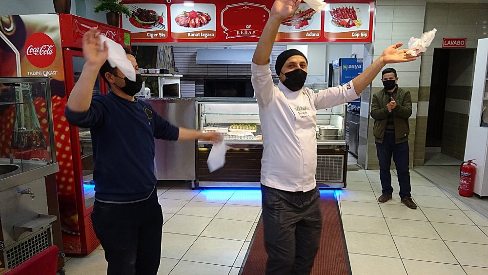 Cumhurbaşkanı'nın açıklamalarını halayla kutladılar