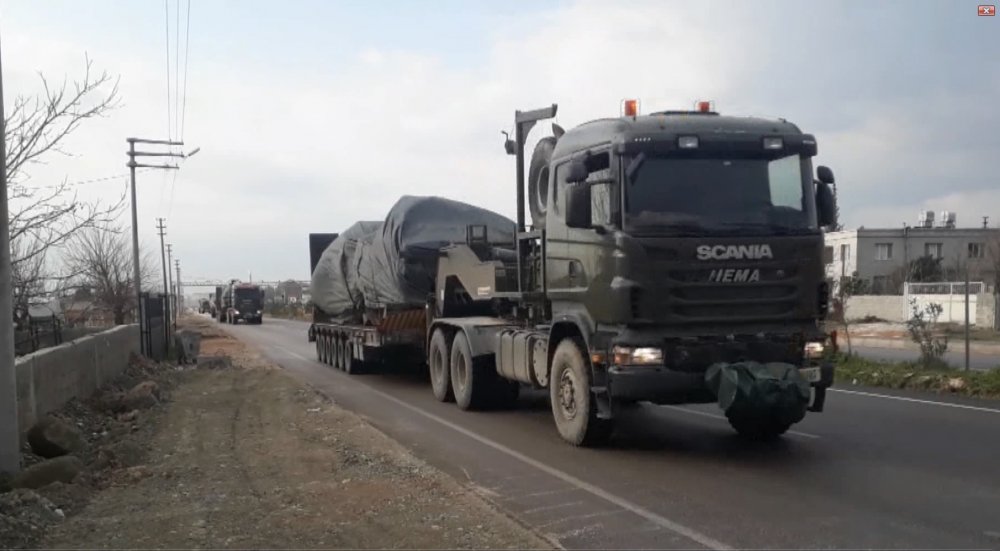 Suriye sınırına tank ve beton blok sevkiyatı