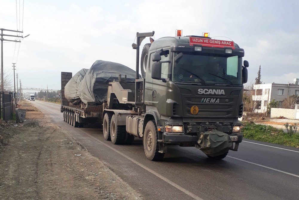 Suriye sınırına tank ve beton blok sevkiyatı