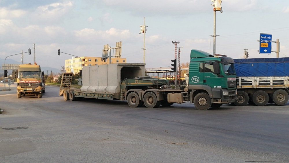 Suriye sınırına tank ve beton blok sevkiyatı