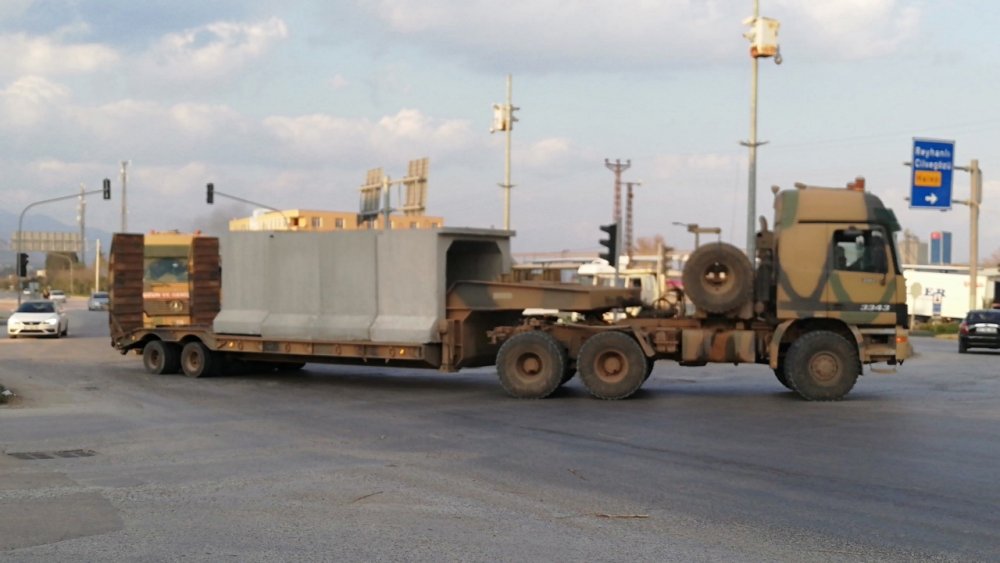 Suriye sınırına tank ve beton blok sevkiyatı