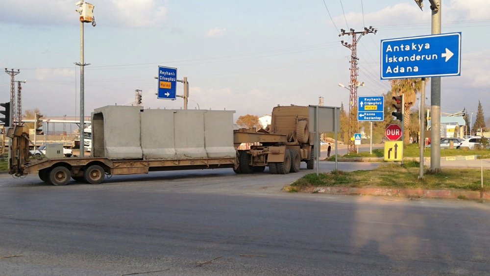 Suriye sınırına tank ve beton blok sevkiyatı