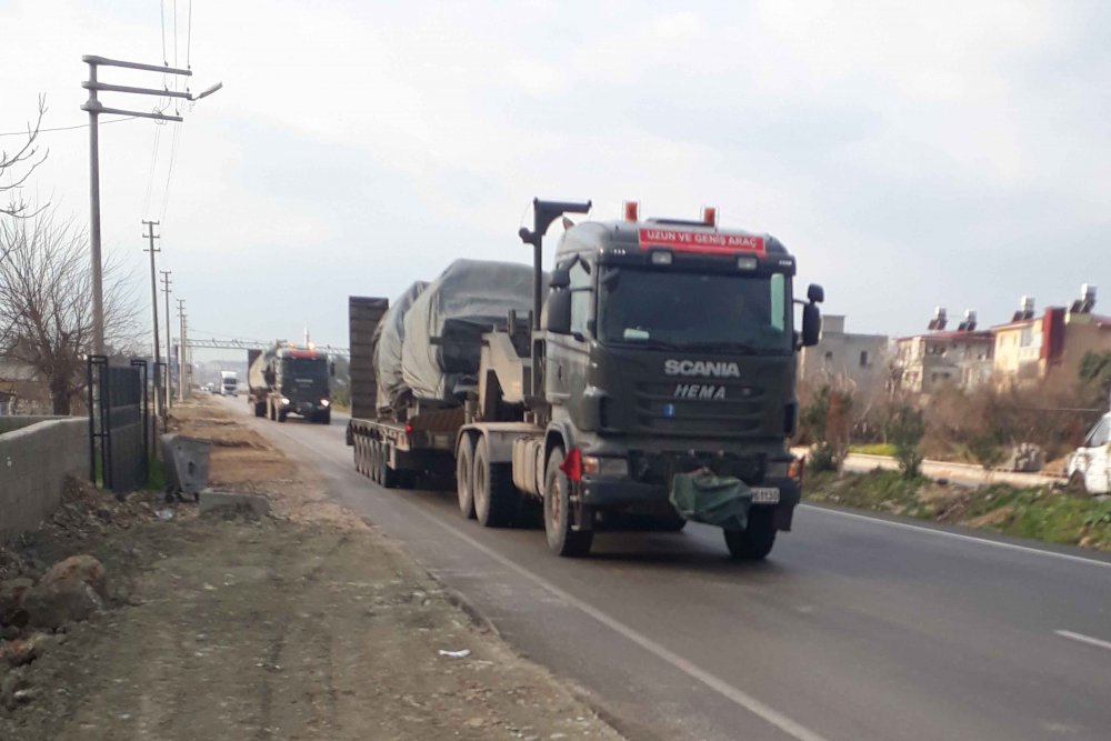 Suriye sınırına tank ve beton blok sevkiyatı