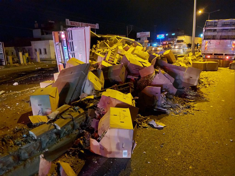 TIR devrildi, tütün balyaları yola saçıldı