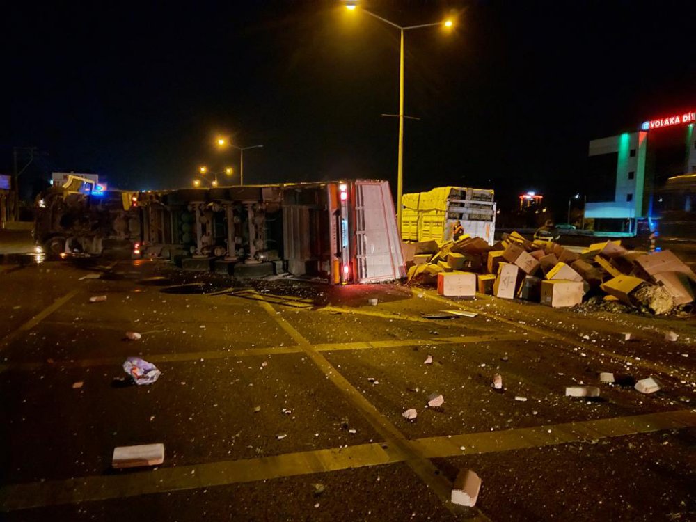 TIR devrildi, tütün balyaları yola saçıldı