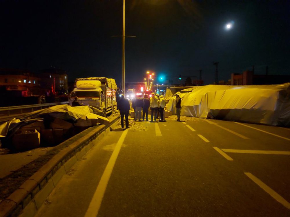 TIR devrildi, tütün balyaları yola saçıldı