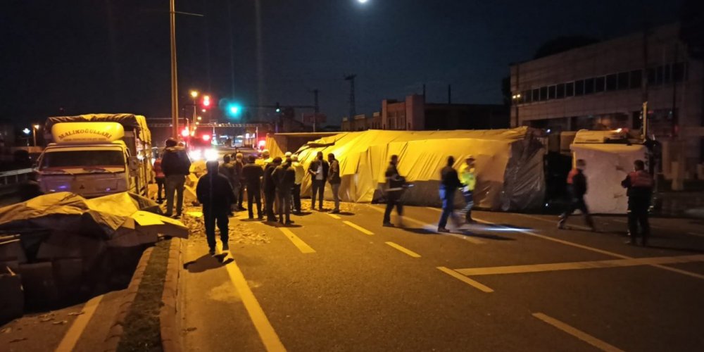 TIR devrildi, tütün balyaları yola saçıldı