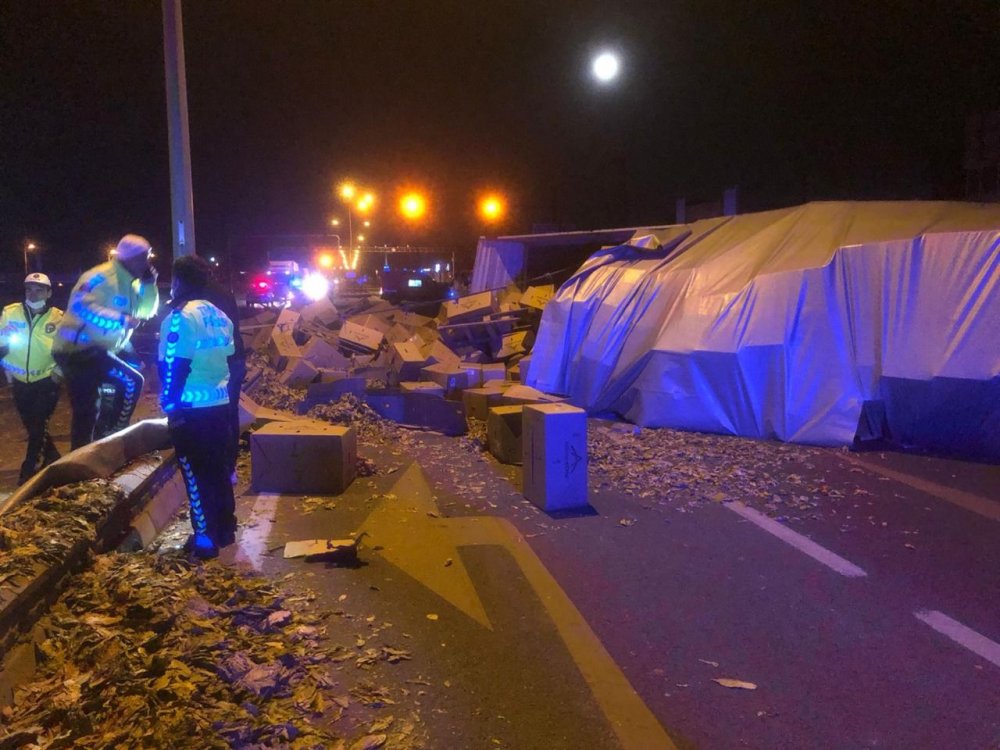 TIR devrildi, tütün balyaları yola saçıldı