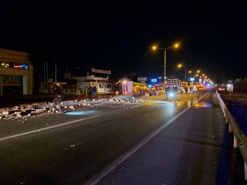 TIR devrildi, tütün balyaları yola saçıldı