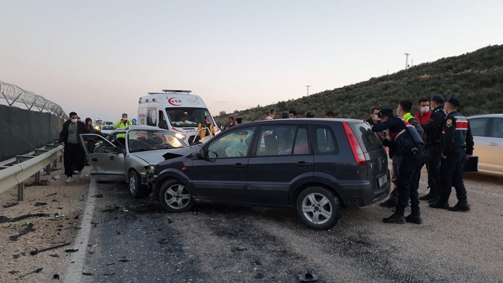 Virajda kontrolden çıkan otomobil karşı şeride geçti: 2 yaralı