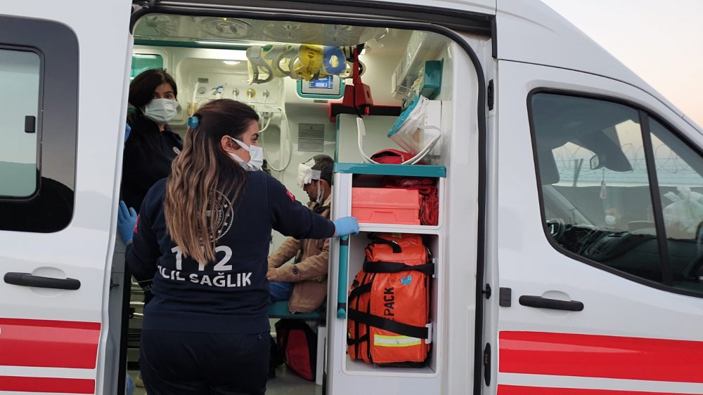 Virajda kontrolden çıkan otomobil karşı şeride geçti: 2 yaralı