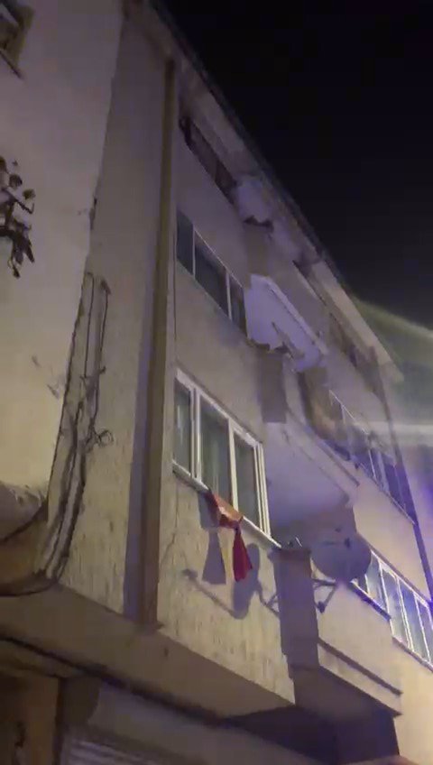 3'üncü kattaki evin balkonundan atladı