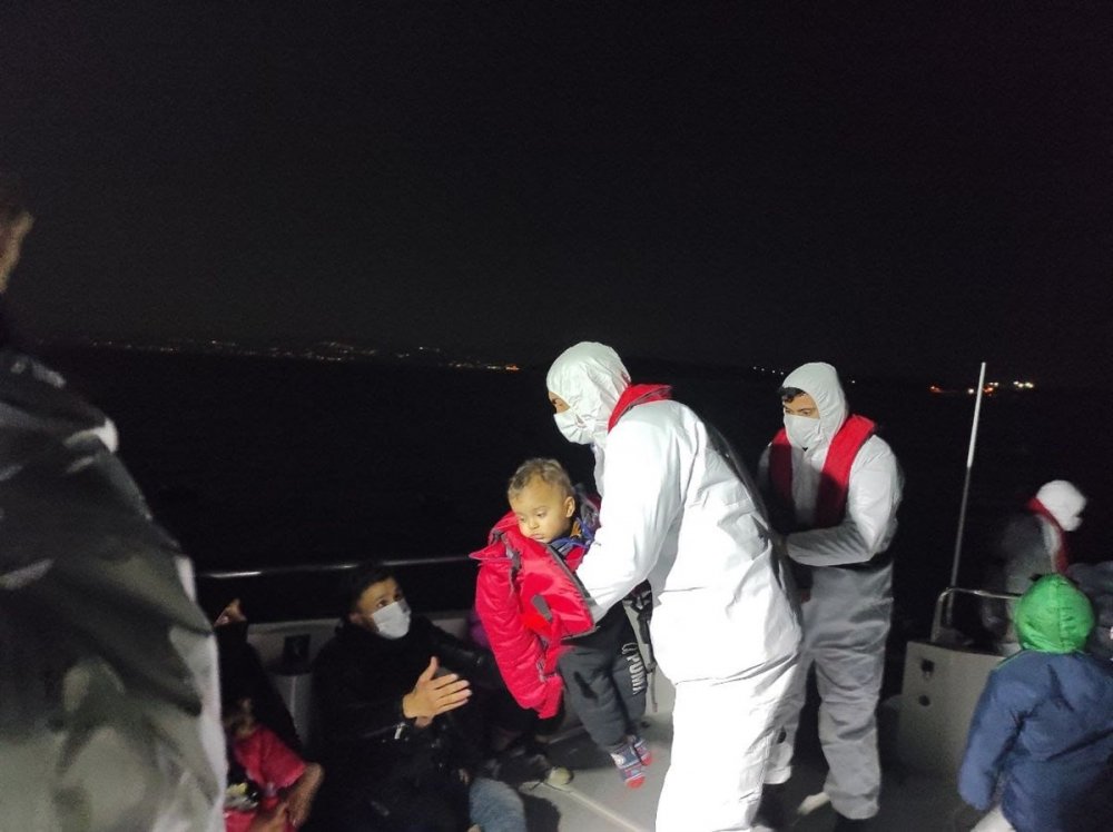 Çeşme'de 23 kaçak göçmen kurtarıldı