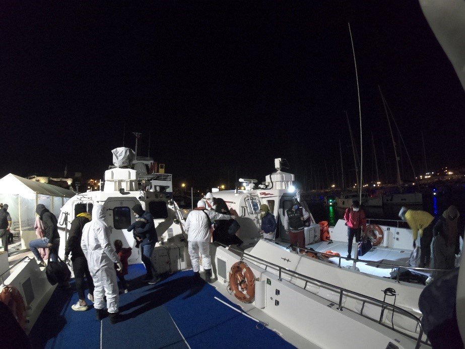 Çeşme'de 23 kaçak göçmen kurtarıldı
