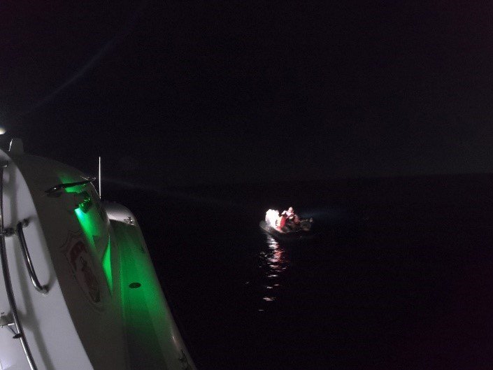 Çeşme'de 23 kaçak göçmen kurtarıldı