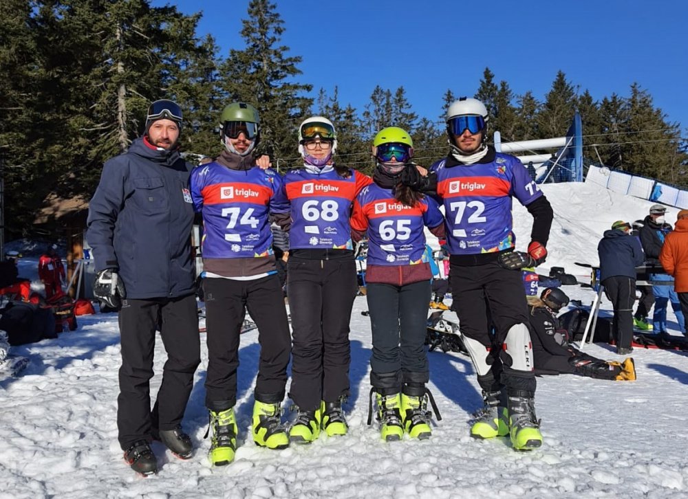 Genç snowboard'cular dünya arenasında yarıştı