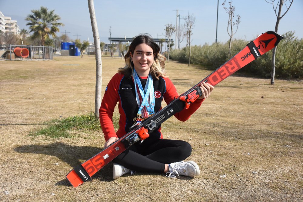 İzmirli kayakçı Lal madalyaya doymuyor