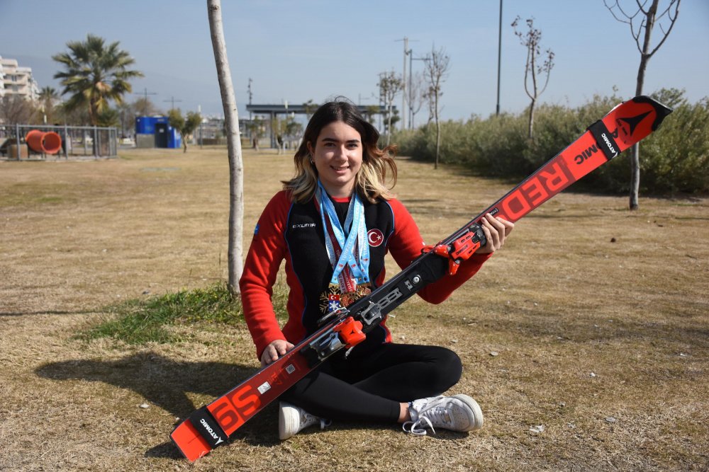 İzmirli kayakçı Lal madalyaya doymuyor