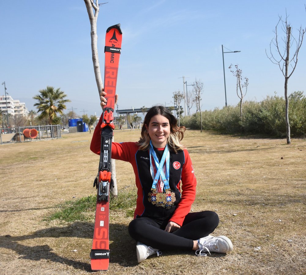 İzmirli kayakçı Lal madalyaya doymuyor