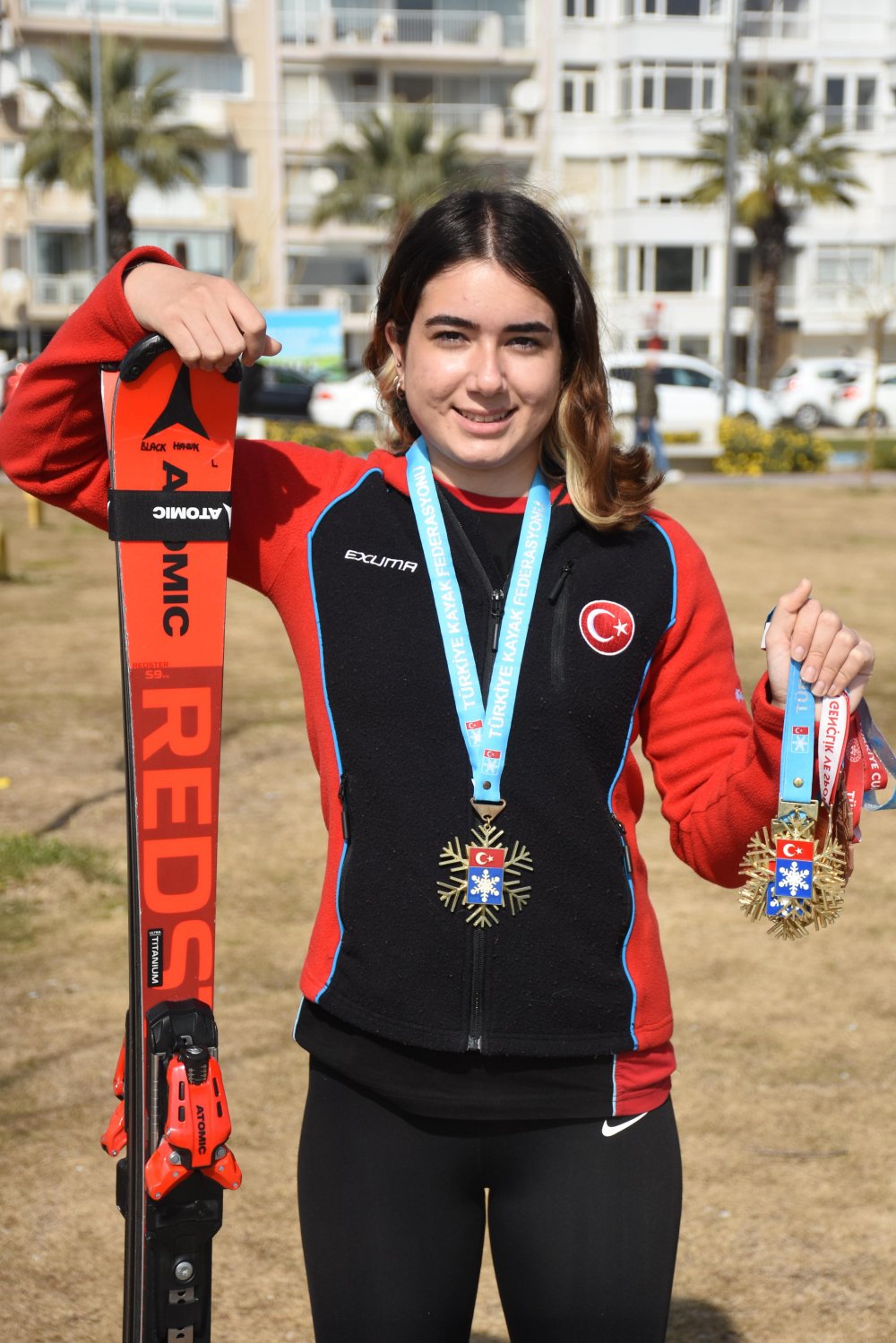 İzmirli kayakçı Lal madalyaya doymuyor