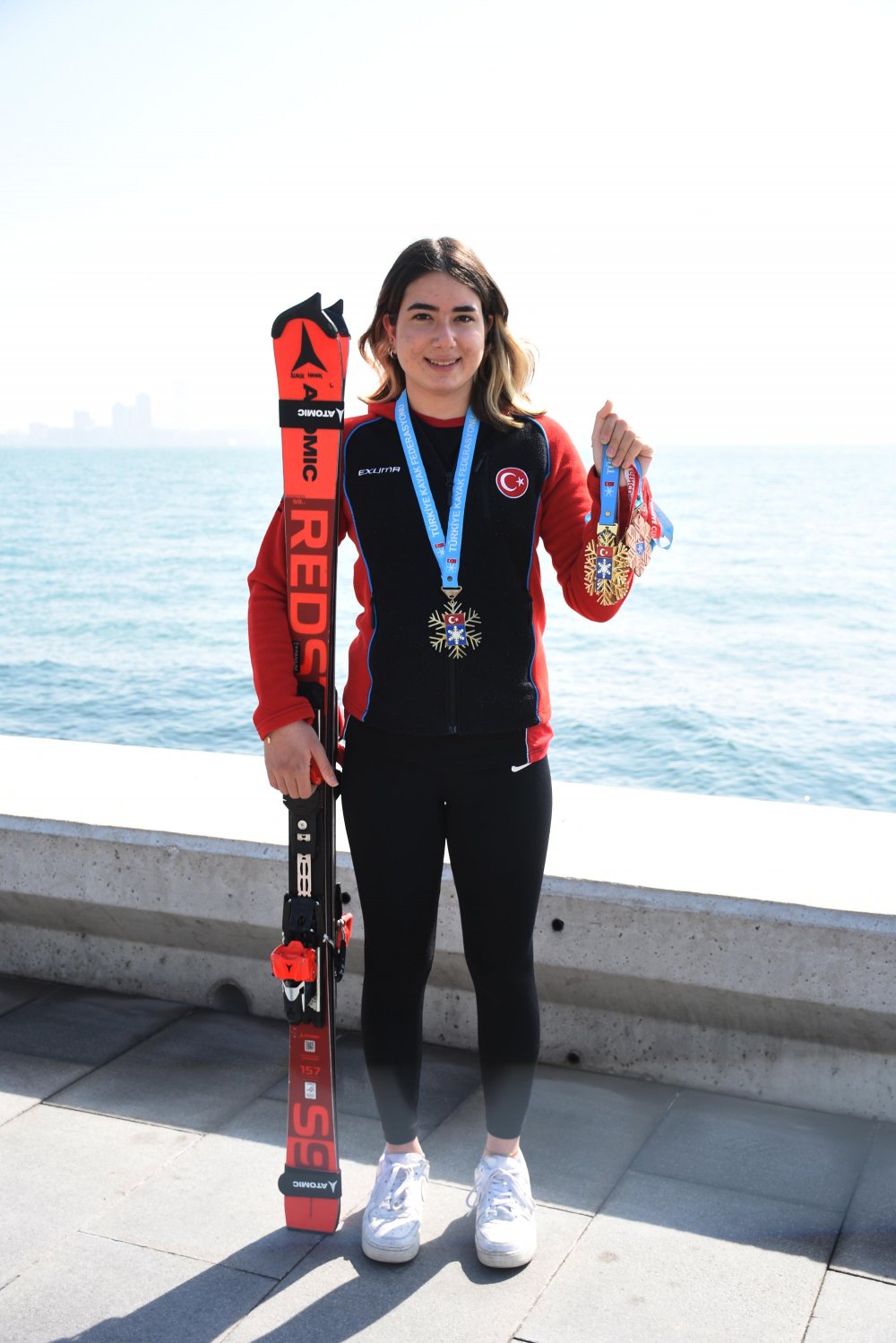 İzmirli kayakçı Lal madalyaya doymuyor