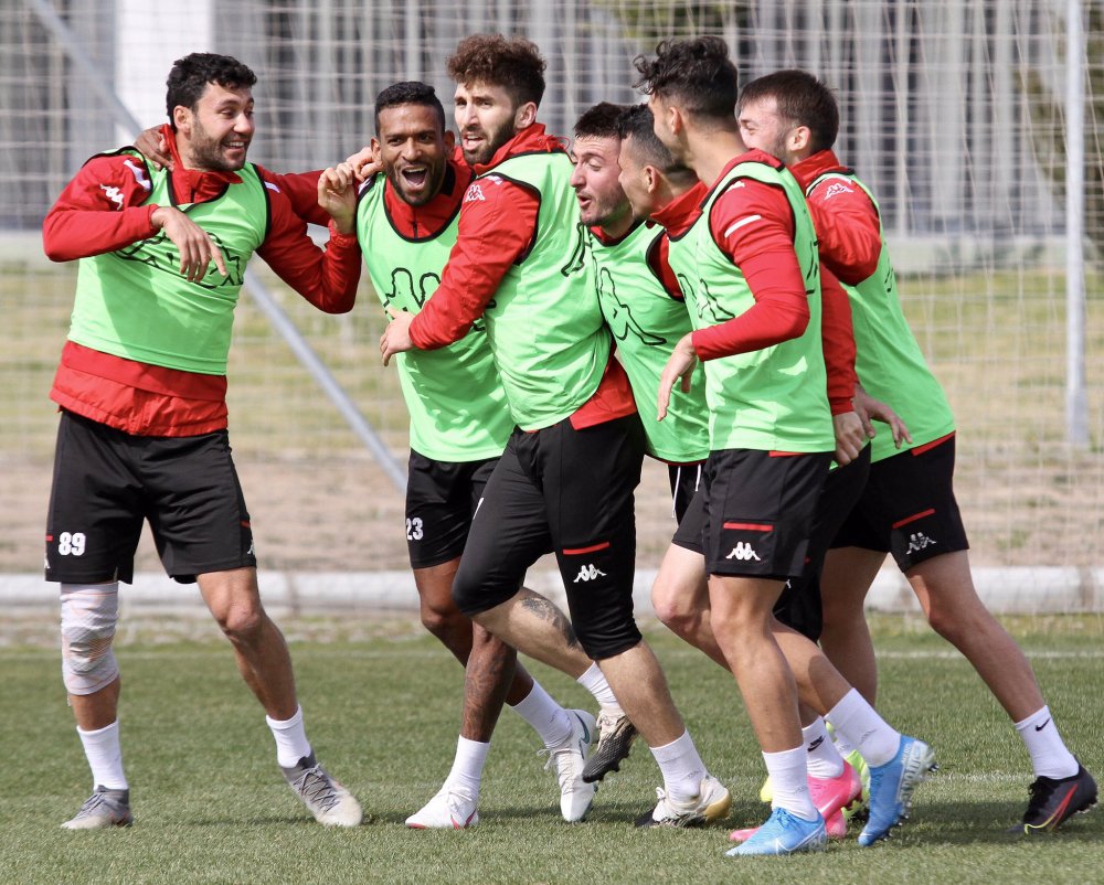 Antalyaspor, Fenerbahçe karşısında 55 yıllık tarihinde ilki yaşamak istiyor