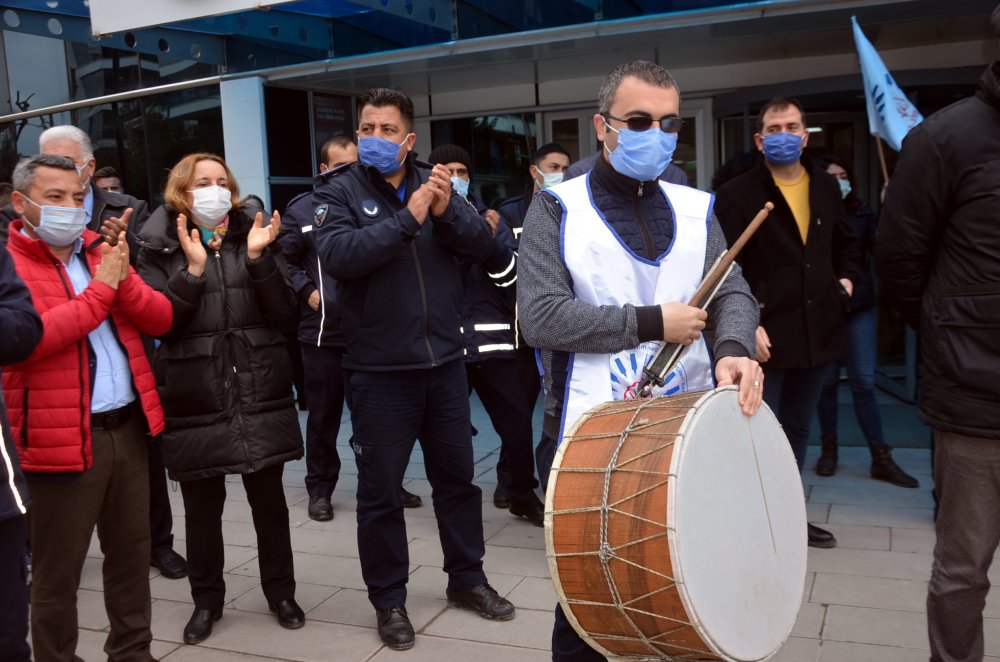 Avcılar Belediyesi önünde memurlardan halaylı eylem