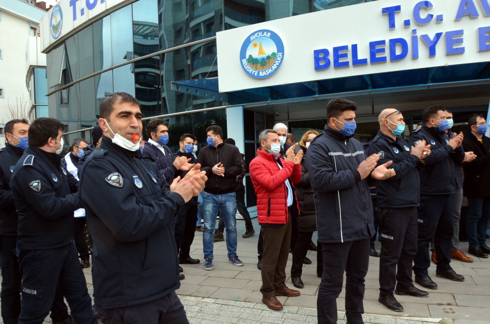 Avcılar Belediyesi önünde memurlardan halaylı eylem