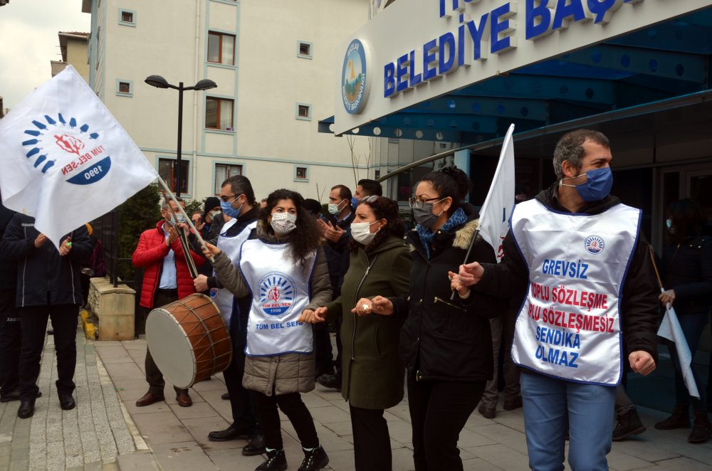 Avcılar Belediyesi önünde memurlardan halaylı eylem