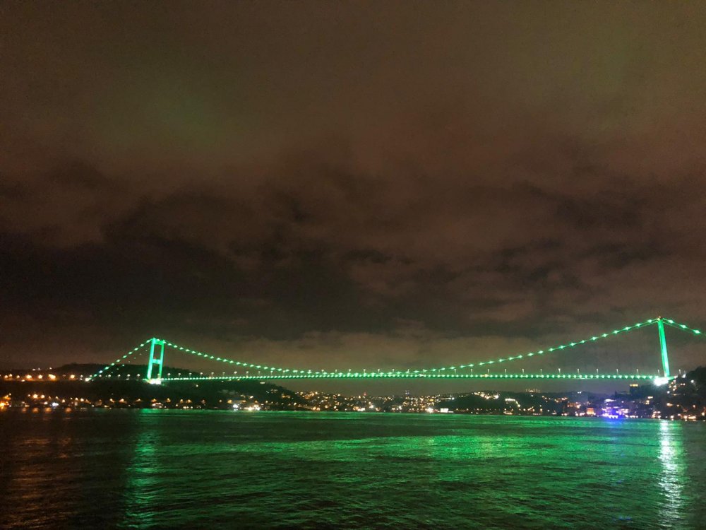 İstanbul'da köprüler yeşil renklerle aydınlatıldı