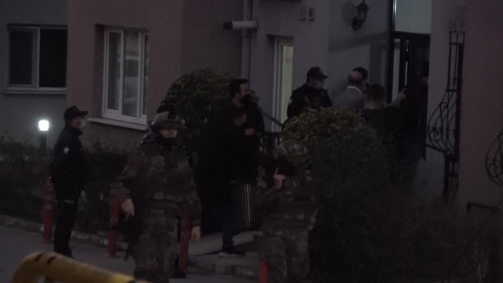 Arnavutköy'de eşi ve çocuğunu rehin alan kişi gözaltına alındı