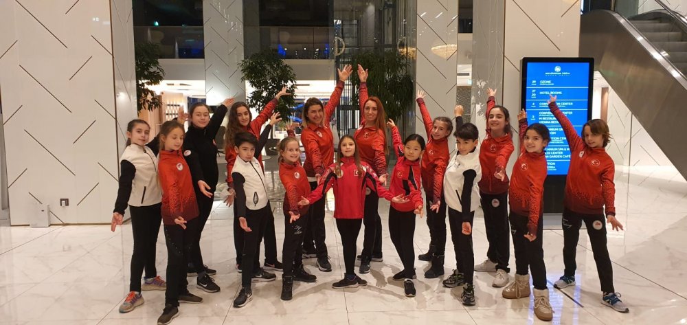 Buz pateninde İzmir'e Sofya'dan 4 madalya