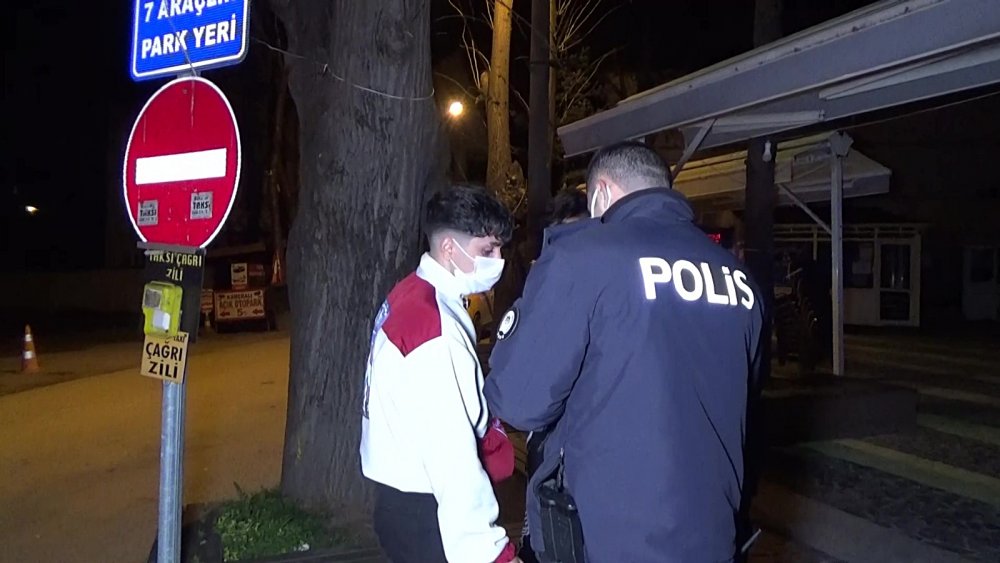 İçki içtikleri kadınları darp ettiler