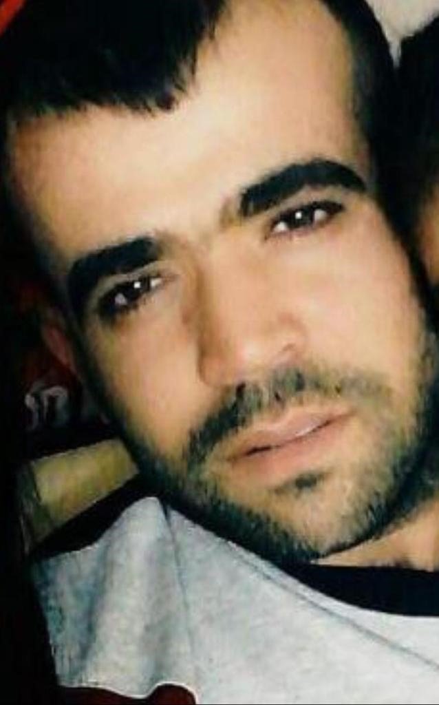 Zili çalan saldırganlar, kapıyı açan gence eşi ve çocuğunun gözleri önünde kurşun yağdırdı