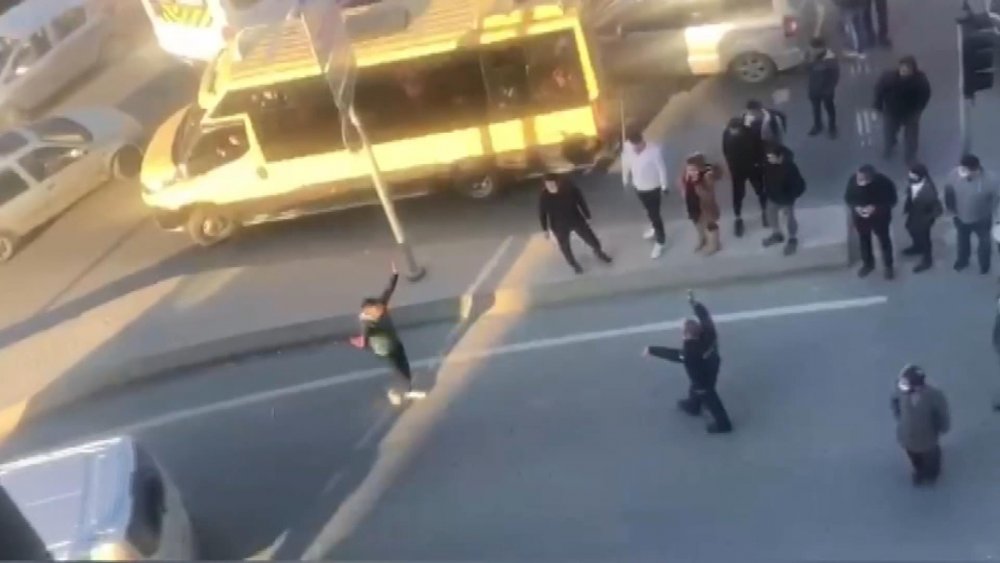 Elinde bıçakla sinir krizi geçiren genç gözaltına alındı