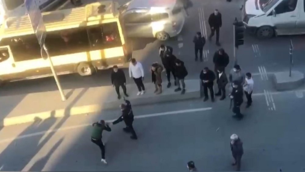 Elinde bıçakla sinir krizi geçiren genç gözaltına alındı