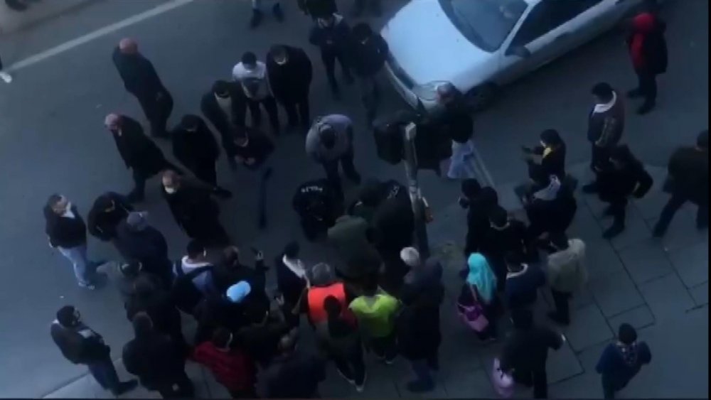 Elinde bıçakla sinir krizi geçiren genç gözaltına alındı