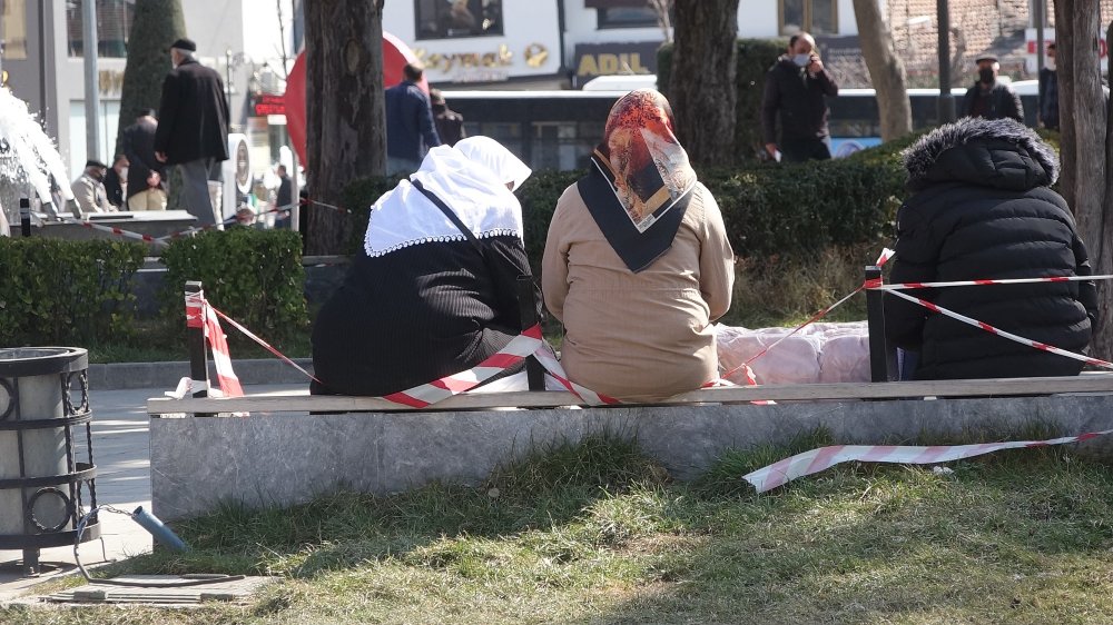 Kalabalık parkta banklara 'şeritli önlem' de işe yaramadı