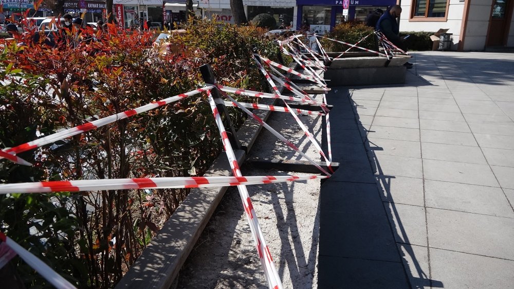 Kalabalık parkta banklara 'şeritli önlem' de işe yaramadı