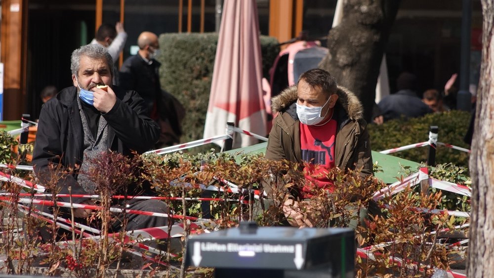 Kalabalık parkta banklara 'şeritli önlem' de işe yaramadı