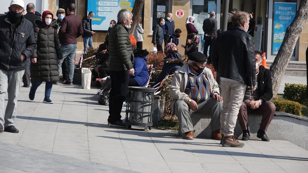 Kalabalık parkta banklara 'şeritli önlem' de işe yaramadı
