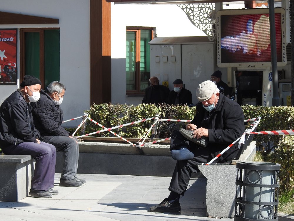 Kalabalık parkta banklara 'şeritli önlem' de işe yaramadı