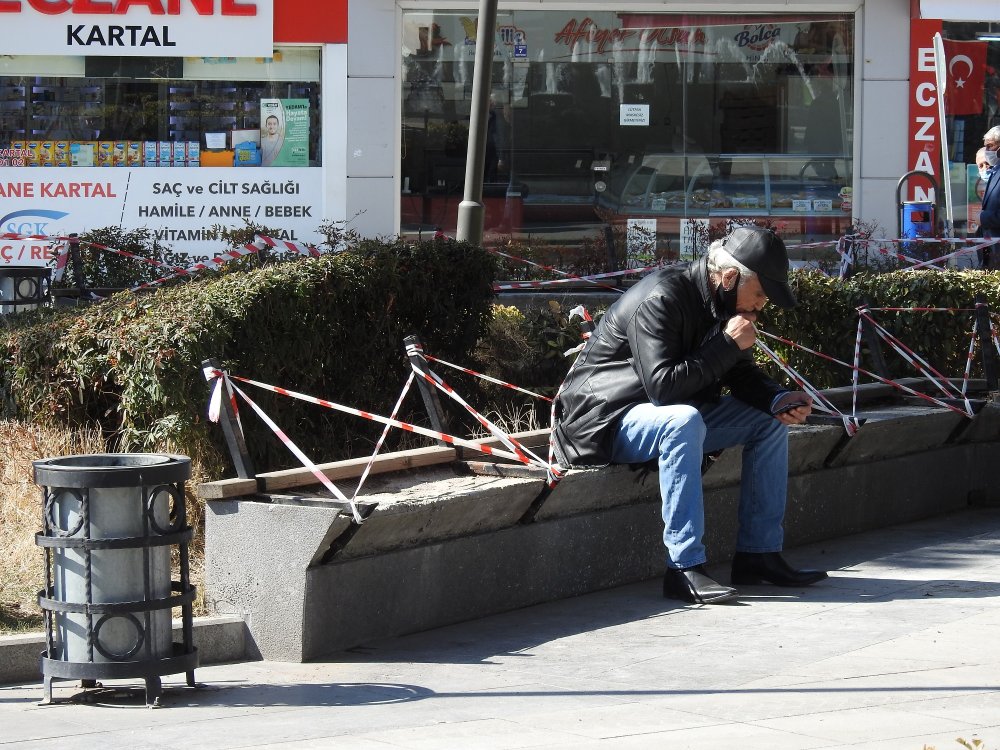Kalabalık parkta banklara 'şeritli önlem' de işe yaramadı