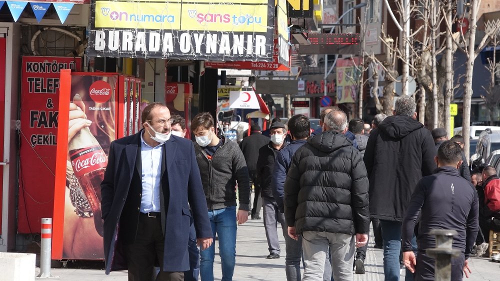 Kalabalık parkta banklara 'şeritli önlem' de işe yaramadı