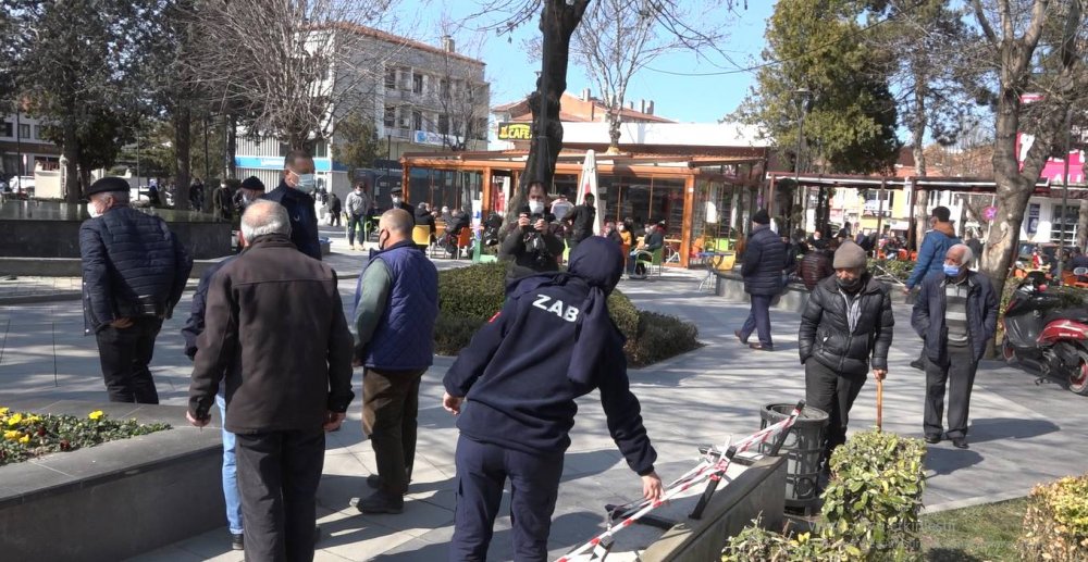 Kalabalık parkta banklara 'şeritli önlem' de işe yaramadı