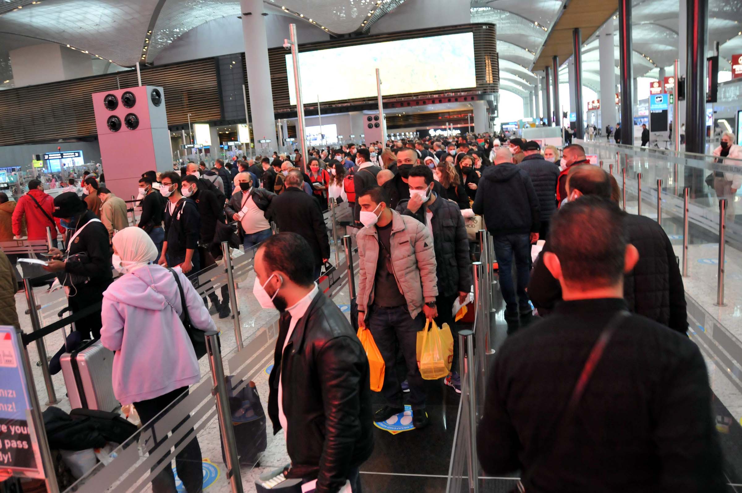 160023463-sokaga-cikma-kisitlamasinda-istanbul-havalimaninda-yogunluk2531dhaphoto5.jpg