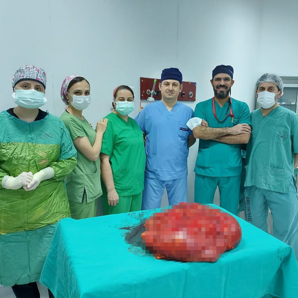 'Gaz' şikayetiyle hastaneye gitti: Karnından 21 kilo tümör çıkarıldı