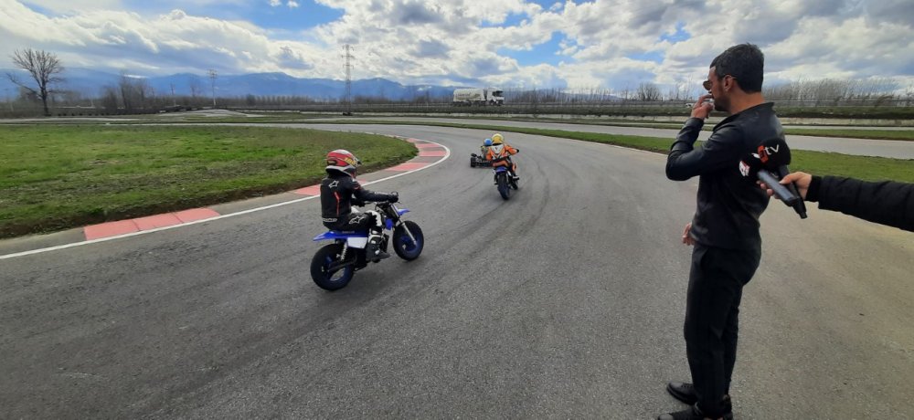 Kenan Sofuoğlu 2 yaşındaki oğlunu Formula-1 yarışlarına hazırlıyor