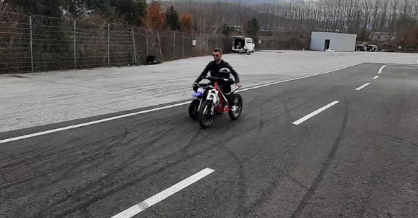 Kenan Sofuoğlu 2 yaşındaki oğlunu Formula-1 yarışlarına hazırlıyor